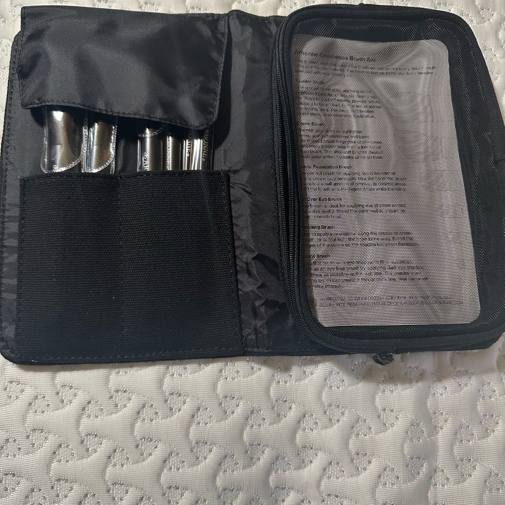Arbonne makeup brushes and carrier NEW